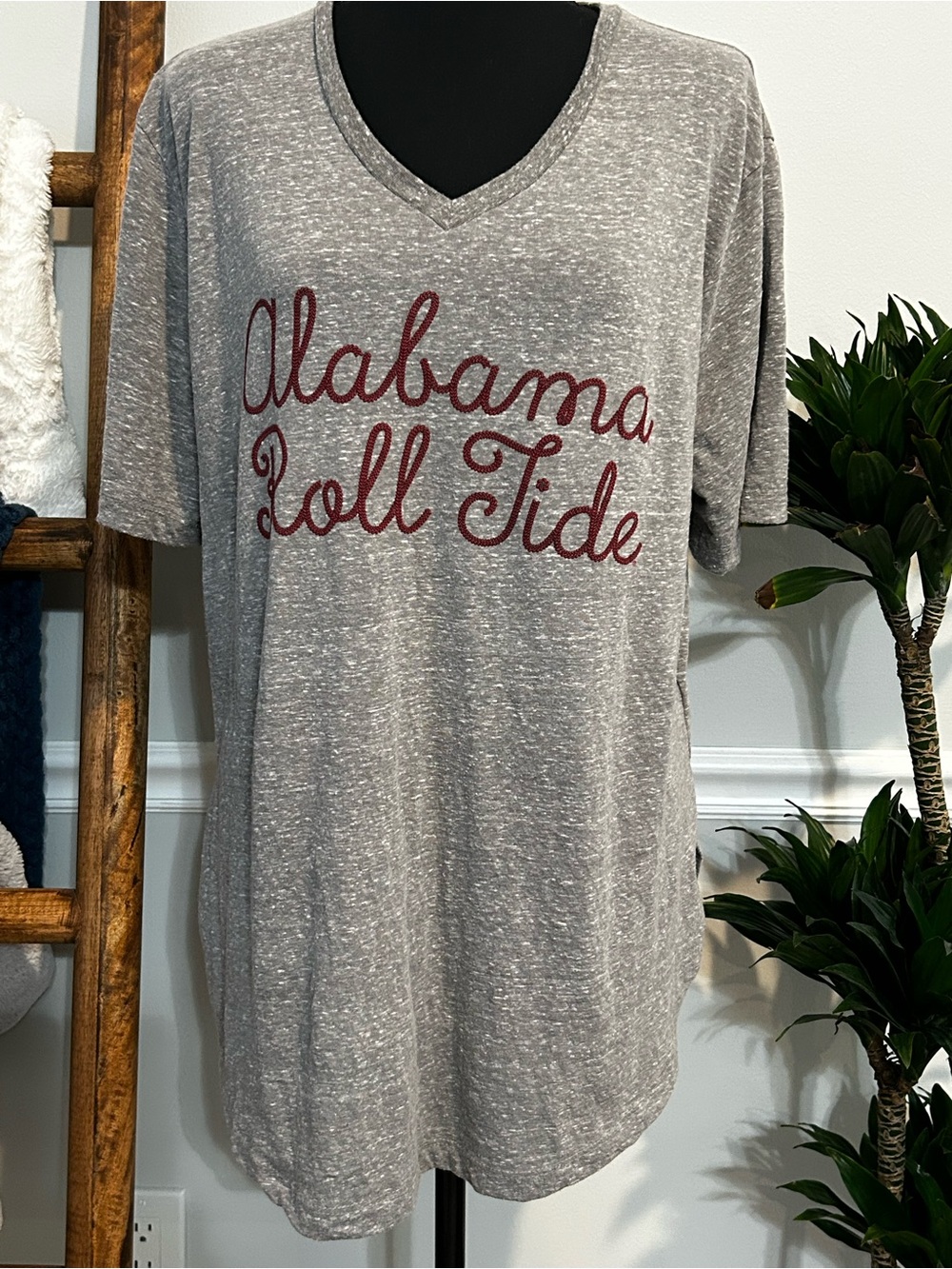 Alabama Roll Tide Women's Gray V‑Neck Tee Size Large
